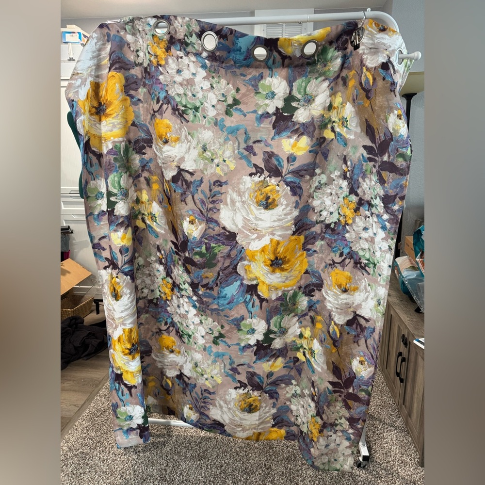Floral Curtain with Yellow and White Flowers